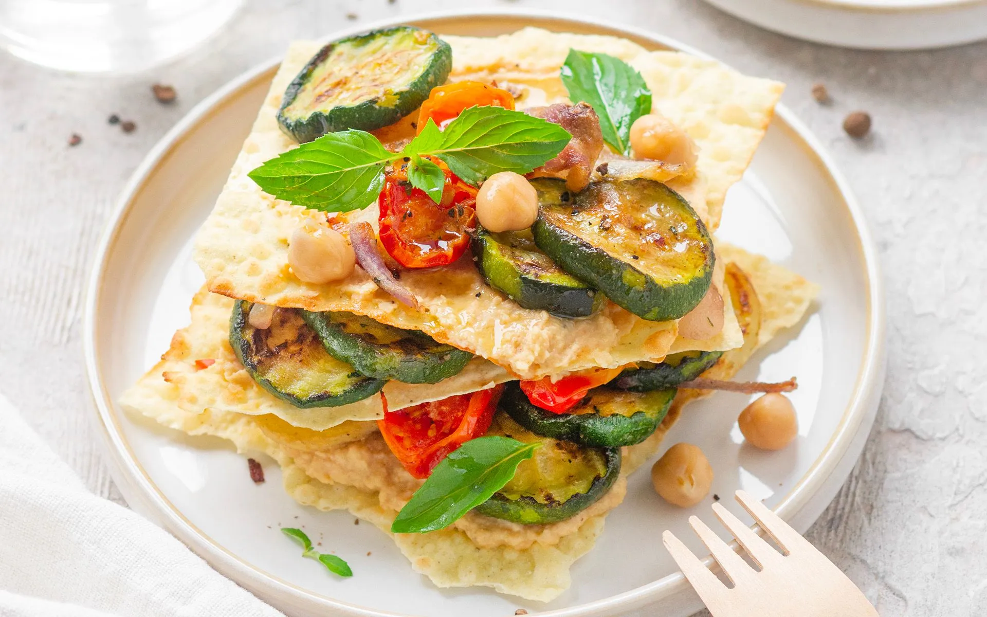 Lasagna Orogel con Contorno Fantasia: un classico primo piatto e un contorno colorato.