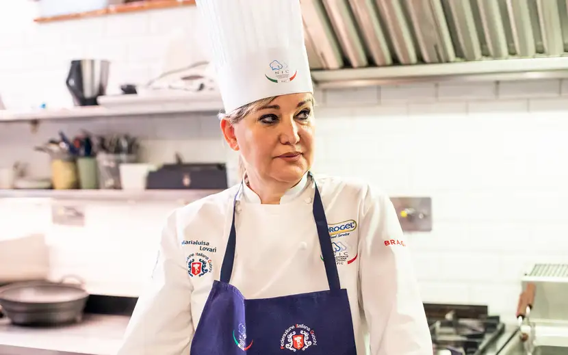 Chef Lovari per Orogel: la chef prepara con maestria un piatto utilizzando prodotti Orogel.