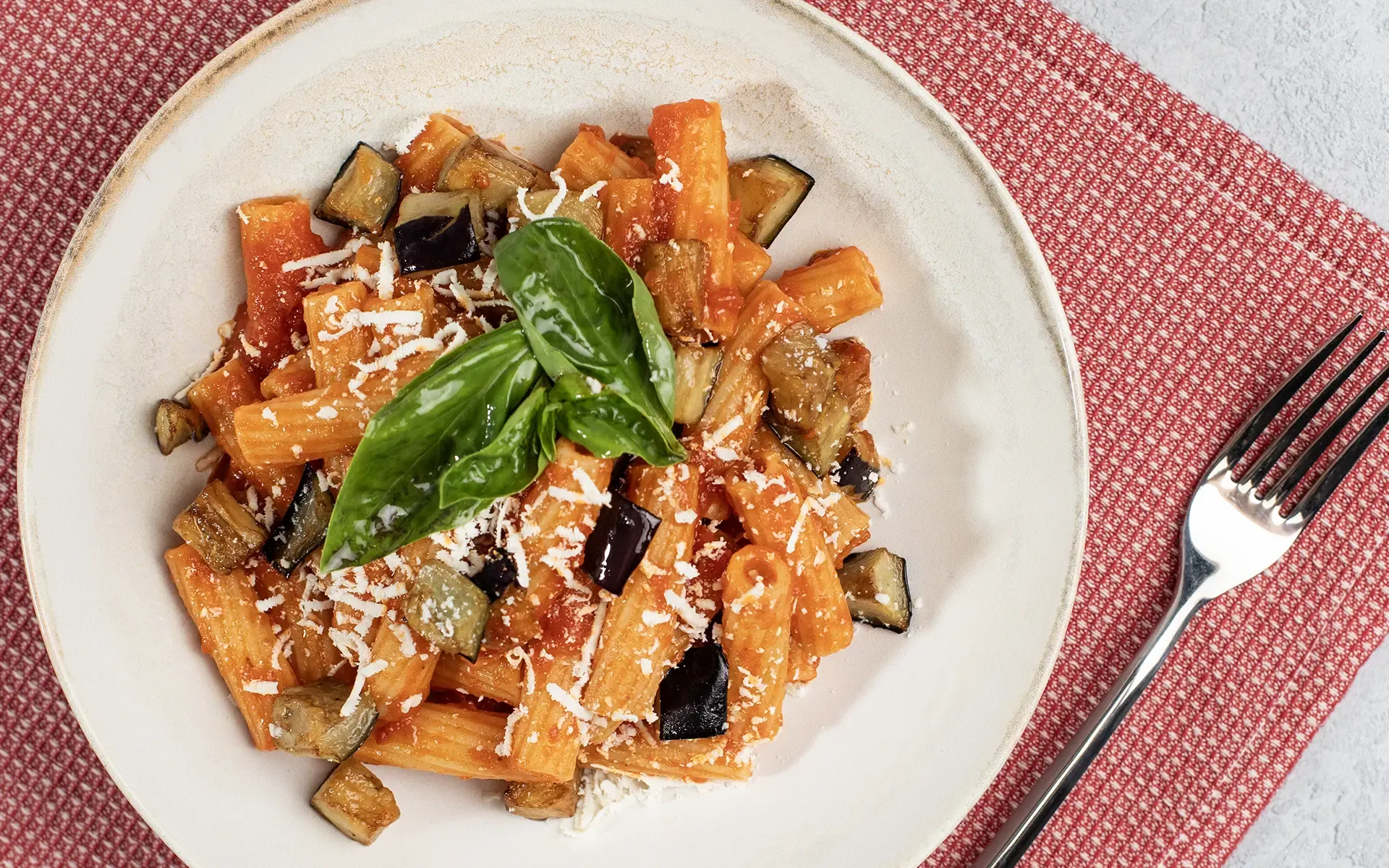 Rigatoni al sugo con melanzane, ricotta salata e basilico – Ricette Orogel Food Service