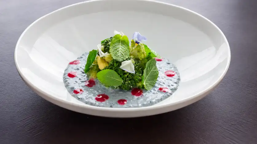 Insalata di lenticchie, avocado e verdure con contrasto di lampone