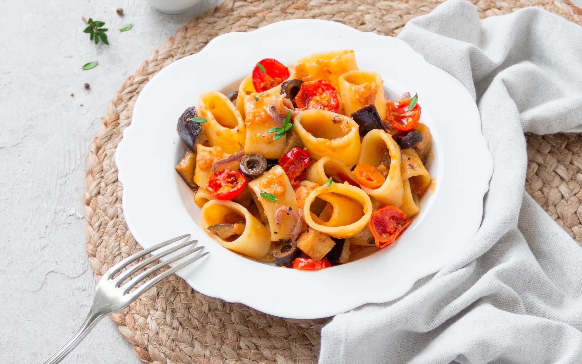 Mezzi paccheri Orogel alla mediterranea: un primo piatto con i sapori tipici del Mediterraneo.