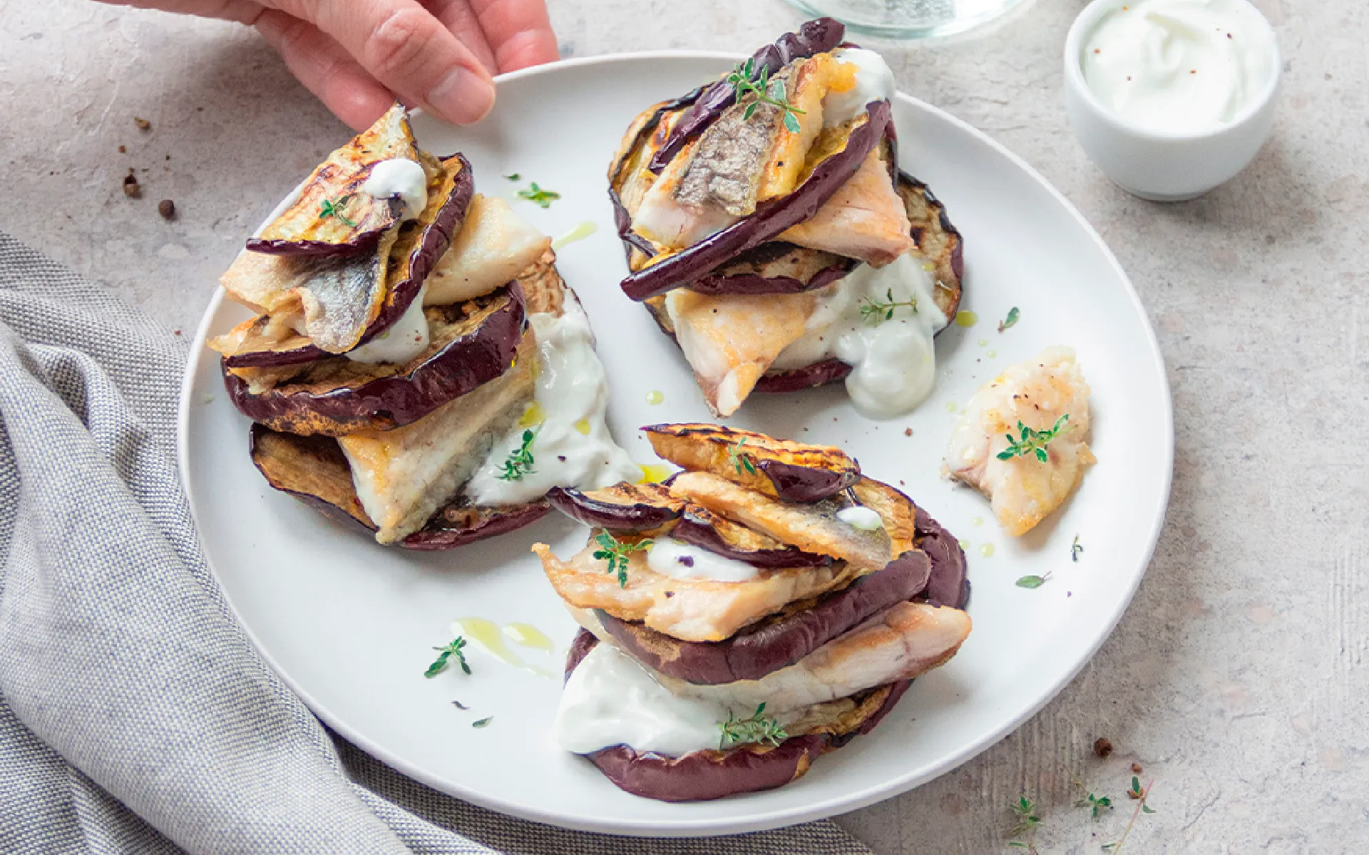 Millefoglie Orogel salato con melanzane e pesce: una creazione elegante e stratificata.