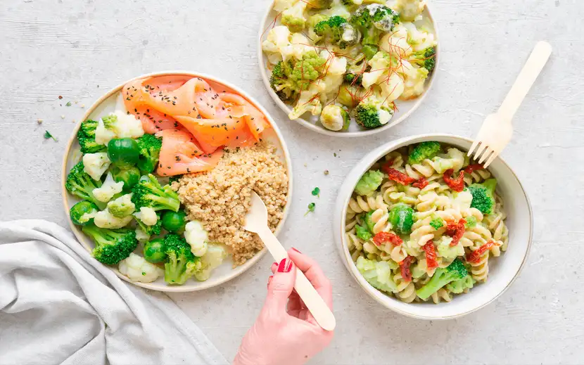 Misto Benessere Orogel: tre ciotole con diverse preparazioni a base di questo mix di verdure.