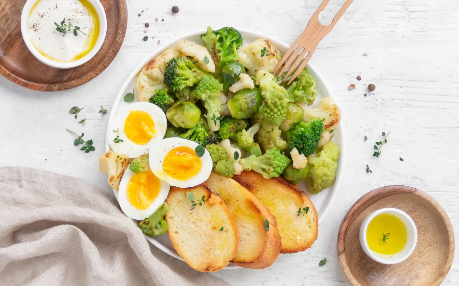 Piatto unico con Misto Benessere Orogel, uova sode e fettine di pane.