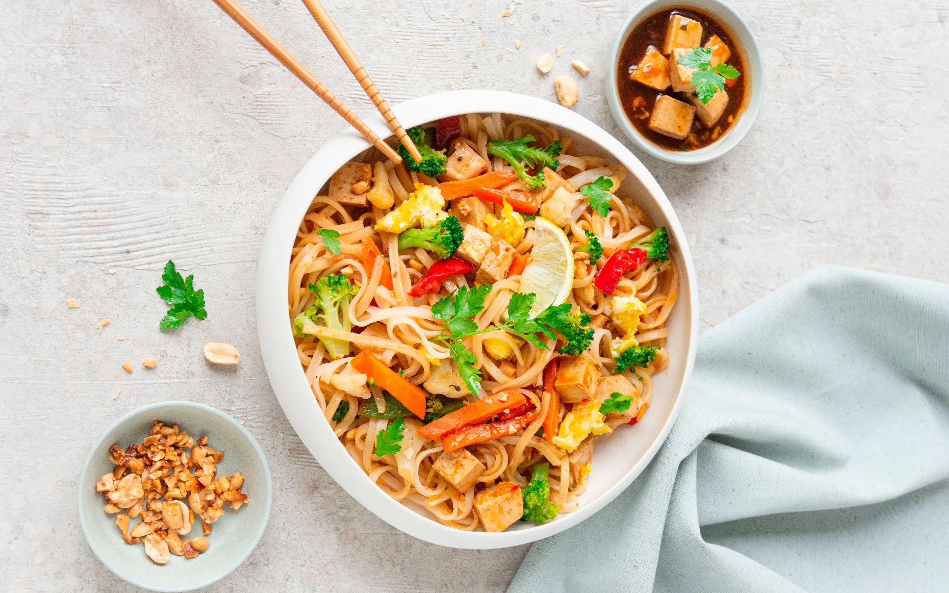 Pad Thai Orogel: un classico thailandese con noodles di riso, verdure, tofu o gamberi e arachidi.
