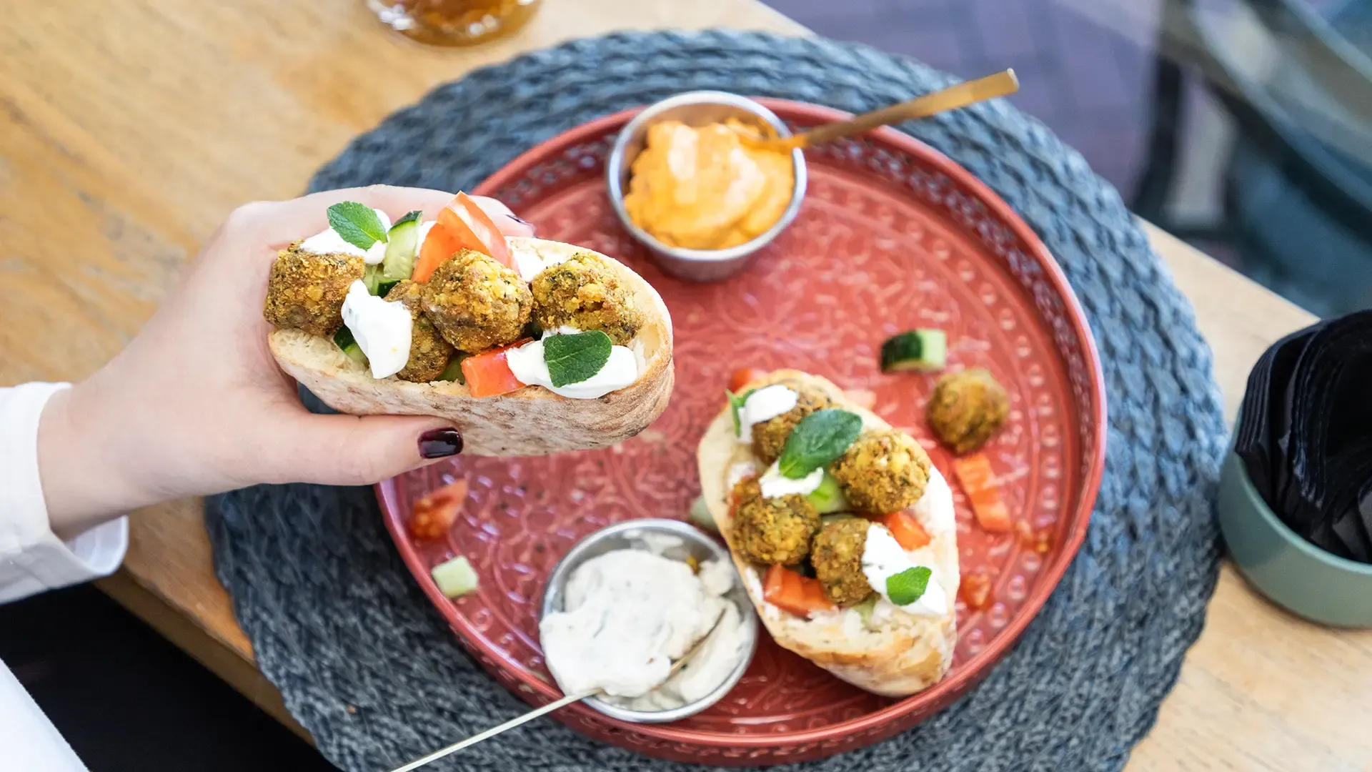 Tasca con falafel e salsa alla menta