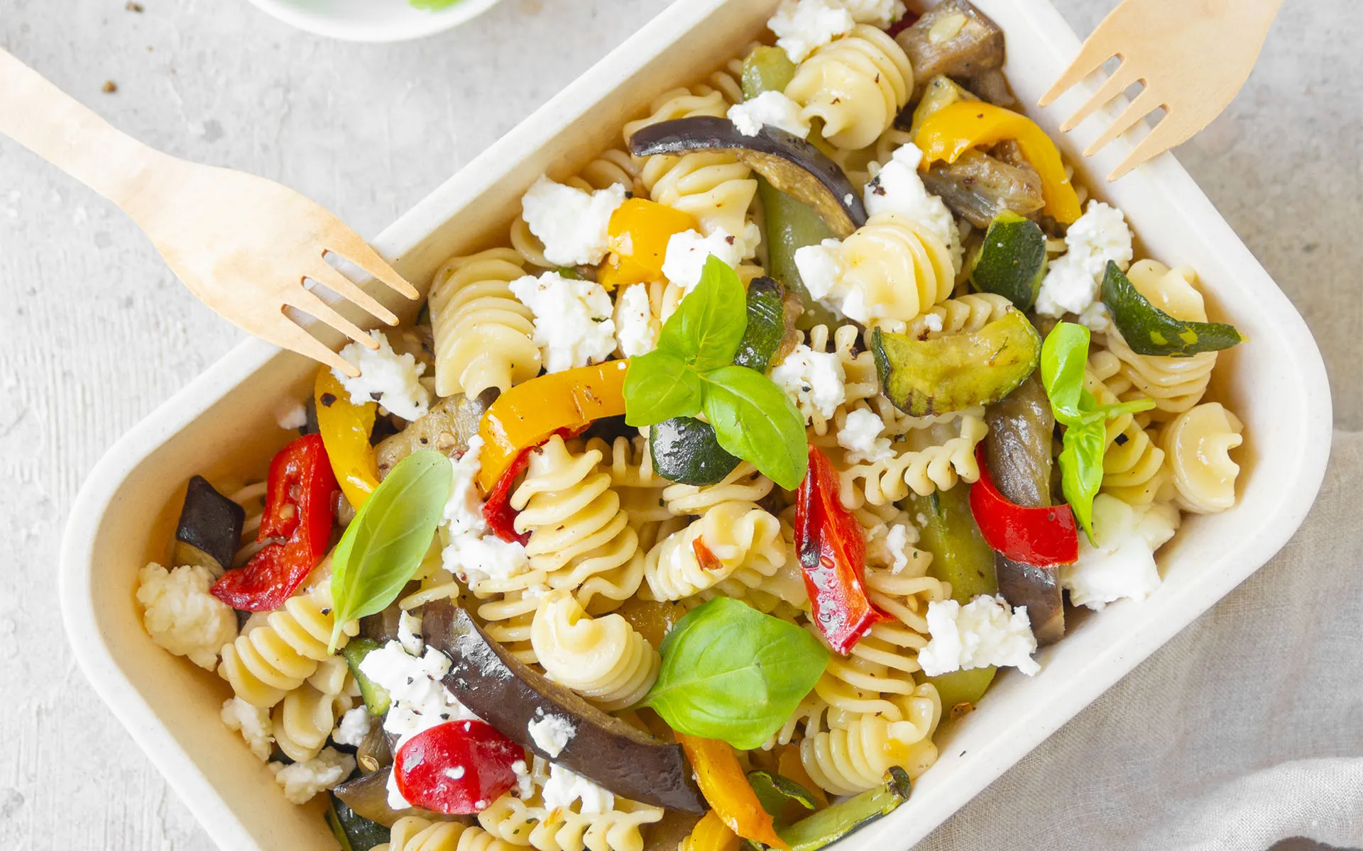 Pasta fredda Orogel, un classico estivo, con verdure fresche e feta sbriciolata.