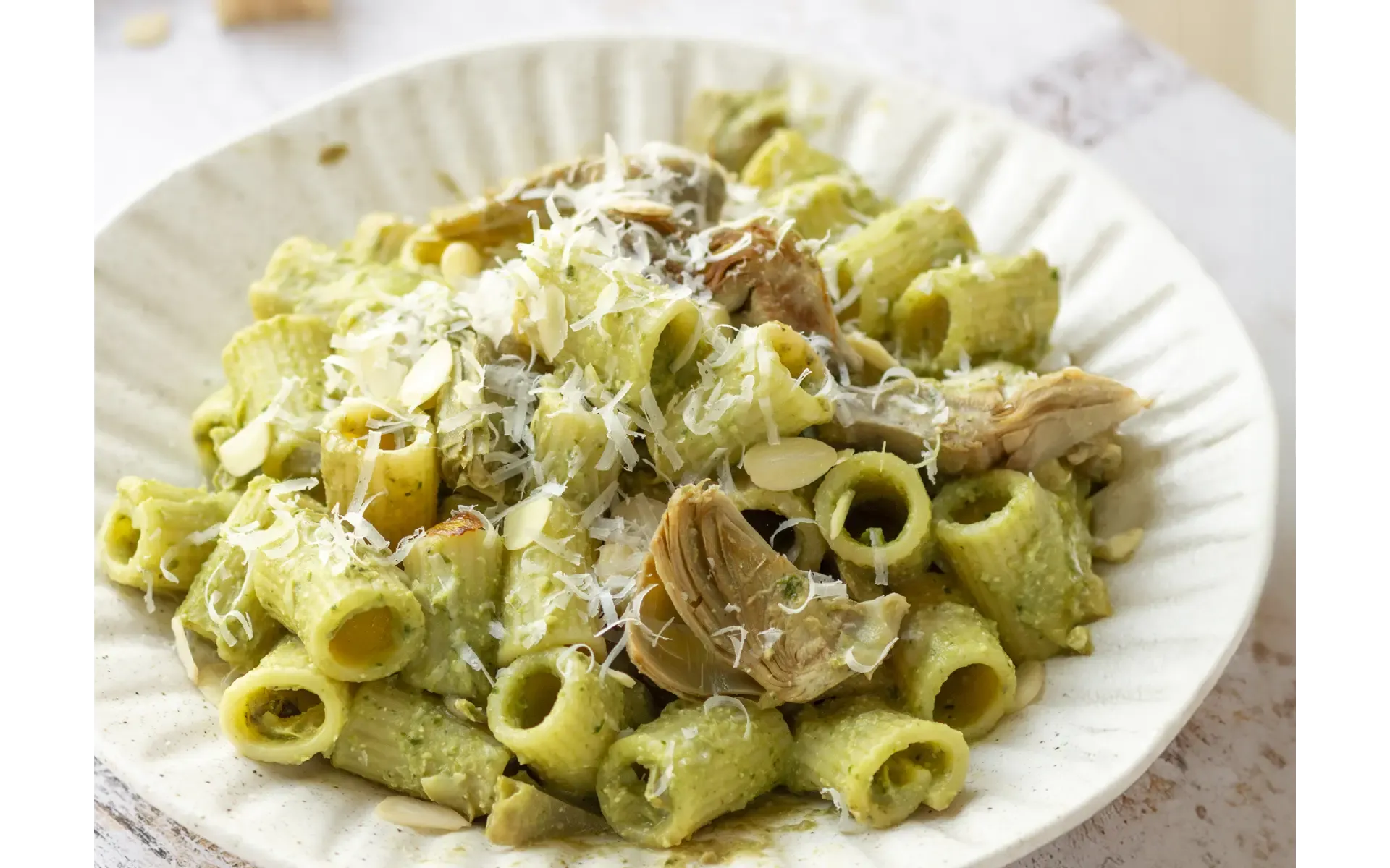 Pasta al pesto con carciofi surgelati Orogel, pecorino, mandorle e menta
