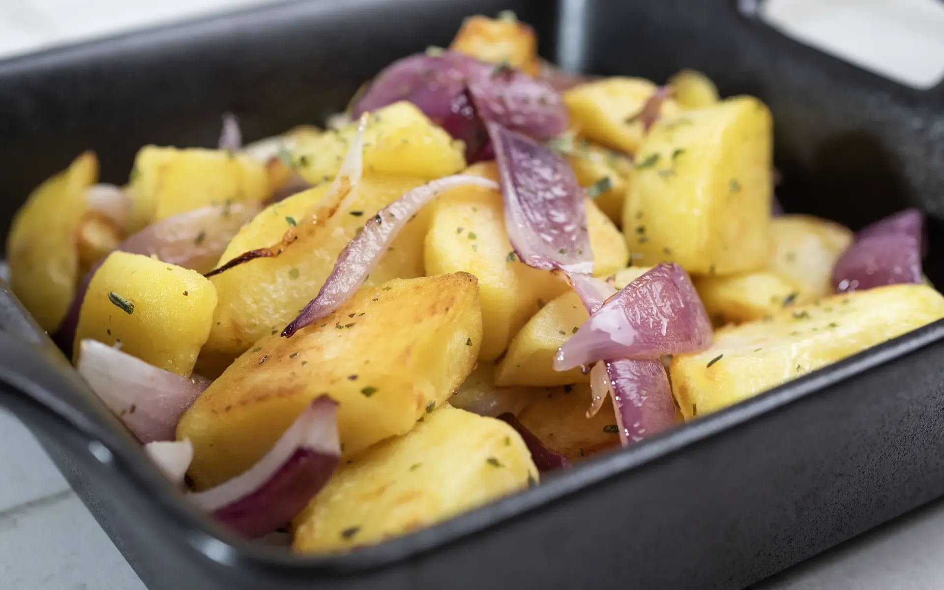 Patate al forno con cipolla di Tropea – Ricette Orogel Food Service