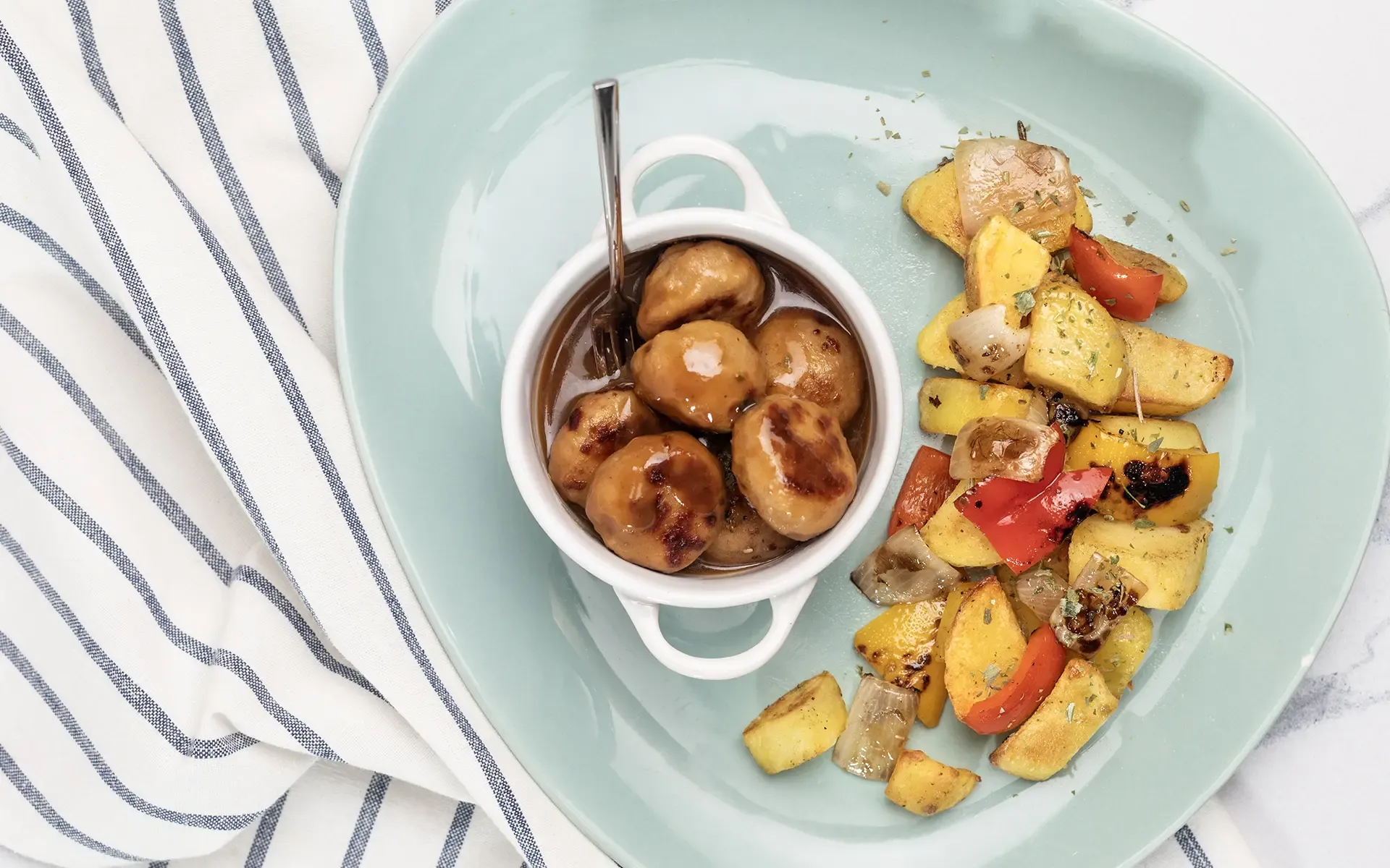 Polpettine di carne alla birra, patate arrosto con cipolla e peperoni – Ricette Orogel Food Service