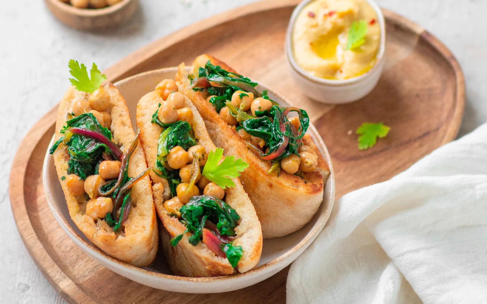 Pita Orogel con bietoline fresche e gamberi: un'idea originale per un pasto leggero.