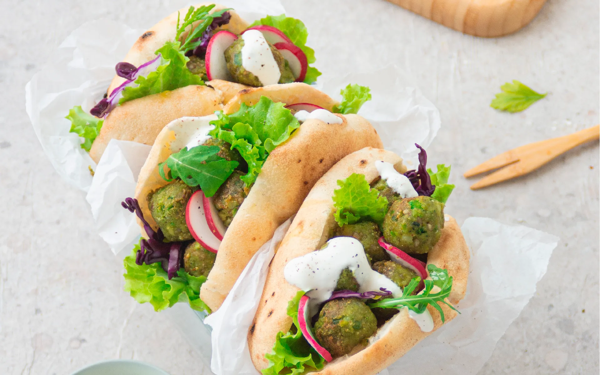 Pita gyros Orogel: un classico street food greco, con carne speziata, verdure e salsa.