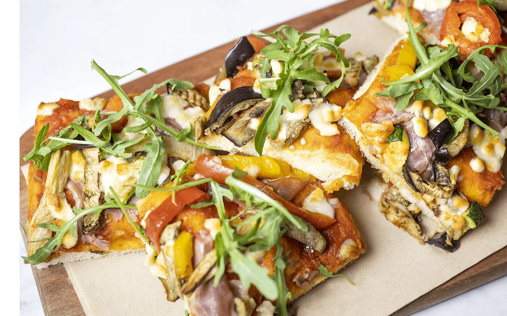 Pizza Orogel alla contadina: una pizza rustica con verdure fresche di stagione e formaggio.