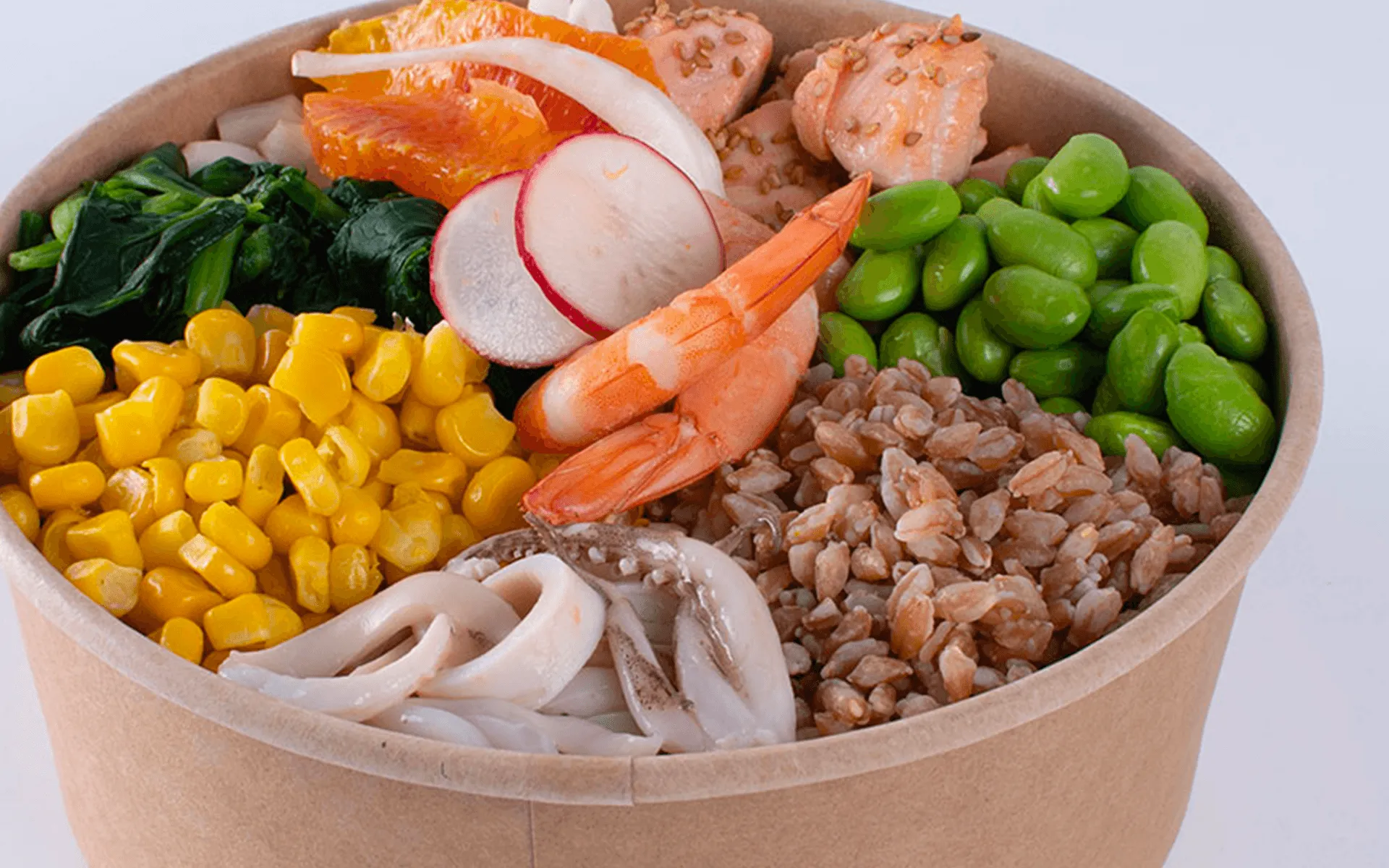 Poke Orogel con edamame e pesce fresco: una ciotola nutriente, sana e ricca di proteine.