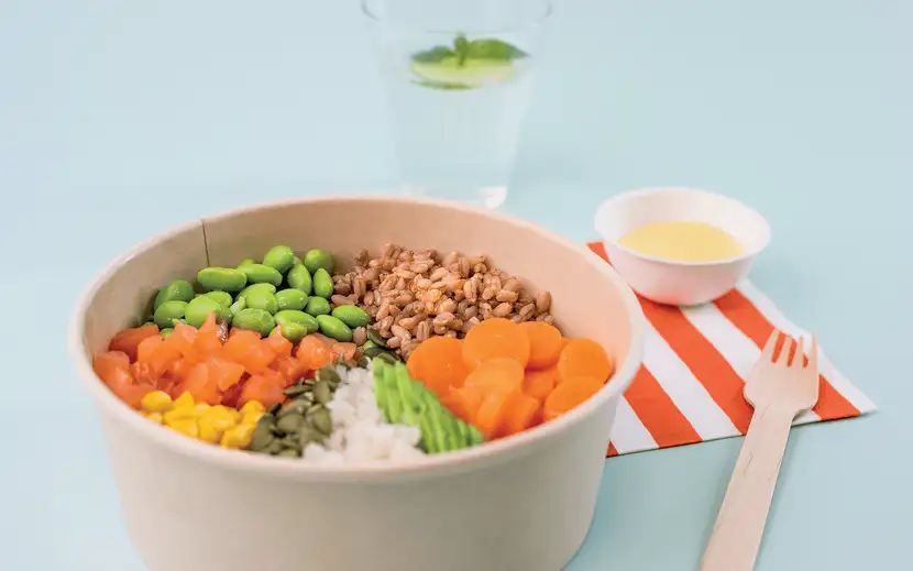 Poke facile Orogel per Food Service: ciotola con carote, piselli e altri ingredienti.