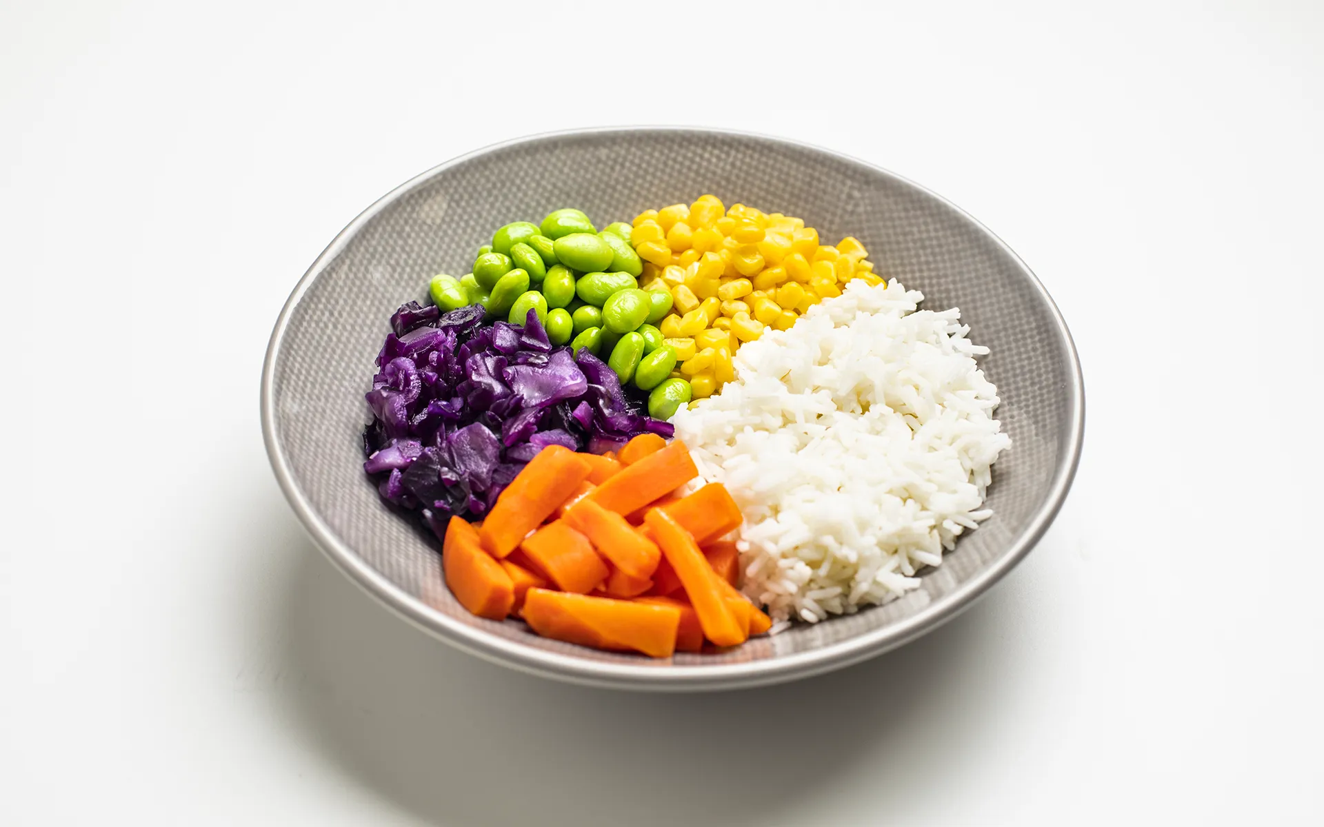 Poke Orogel con riso basmati e verdure: una ciotola colorata, leggera e nutriente.