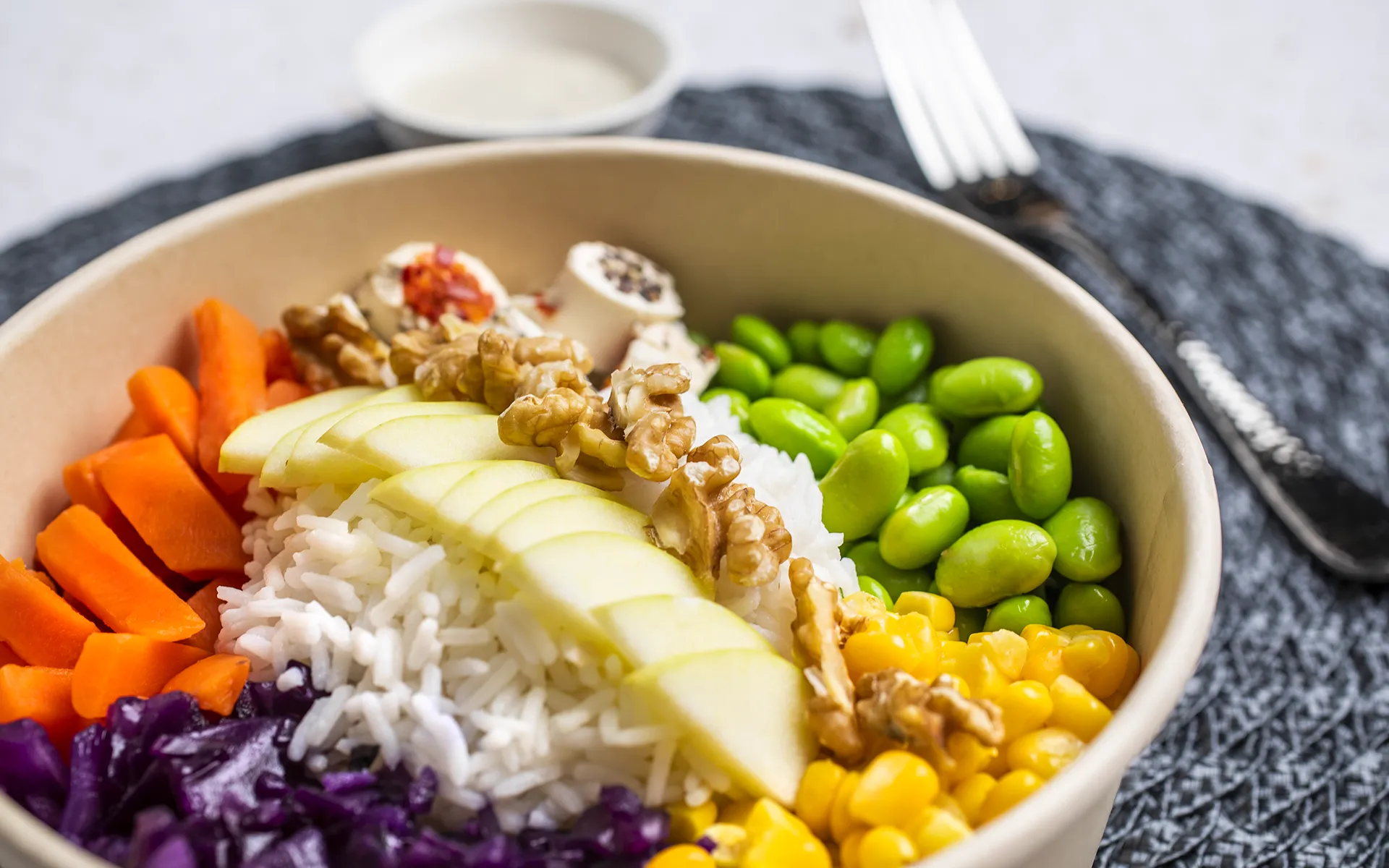 Poke Orogel con riso e caprino per Food Service: ciotola con riso, carote e formaggio caprino.