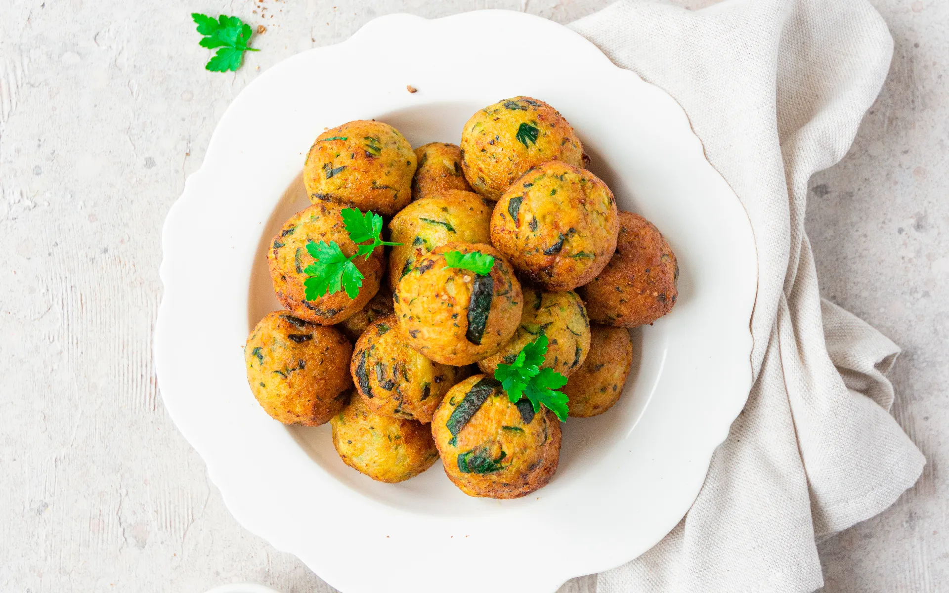 Polpette di zucchine Orogel, un modo sfizioso per gustare le zucchine, servite in ciotola.