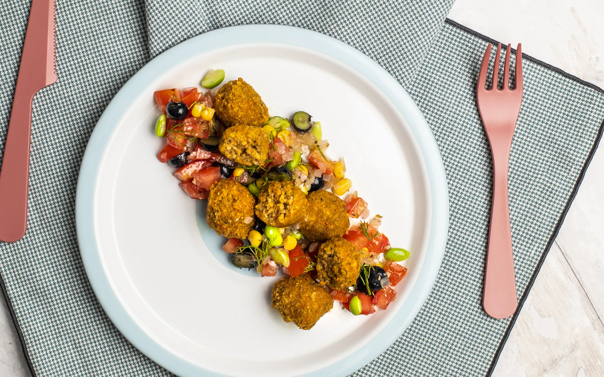 Polpettine proteiche zucca e carota Orogel con panzanella: un piatto unico estivo e originale.