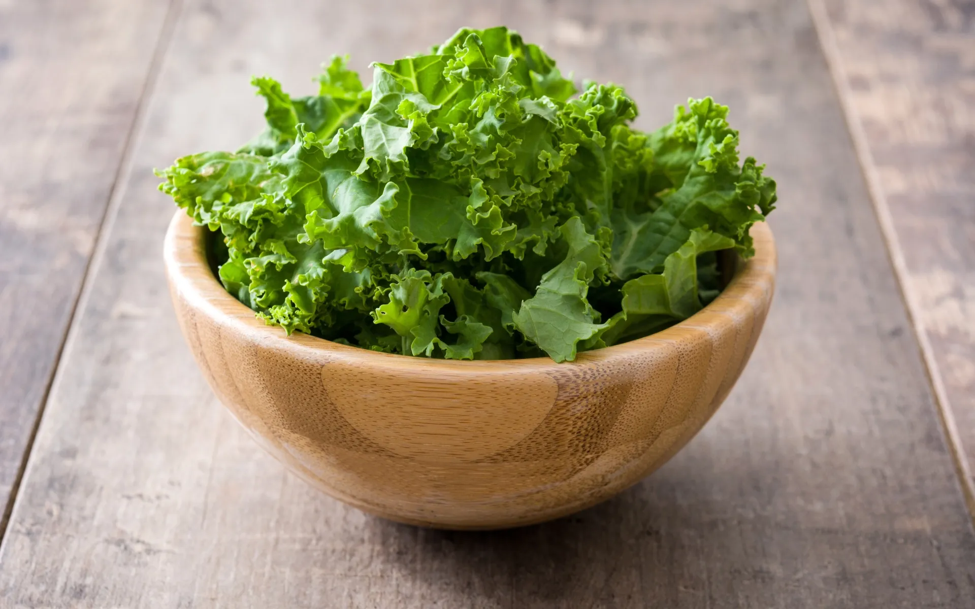 Scarola fresca a foglia verde con consistenza croccante, ingrediente leggero e ricco di fibre