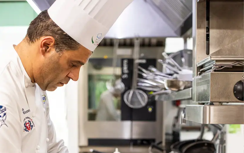 Prodotti Orogel ricevuti e pronti per essere trasformati da uno chef in cucina.