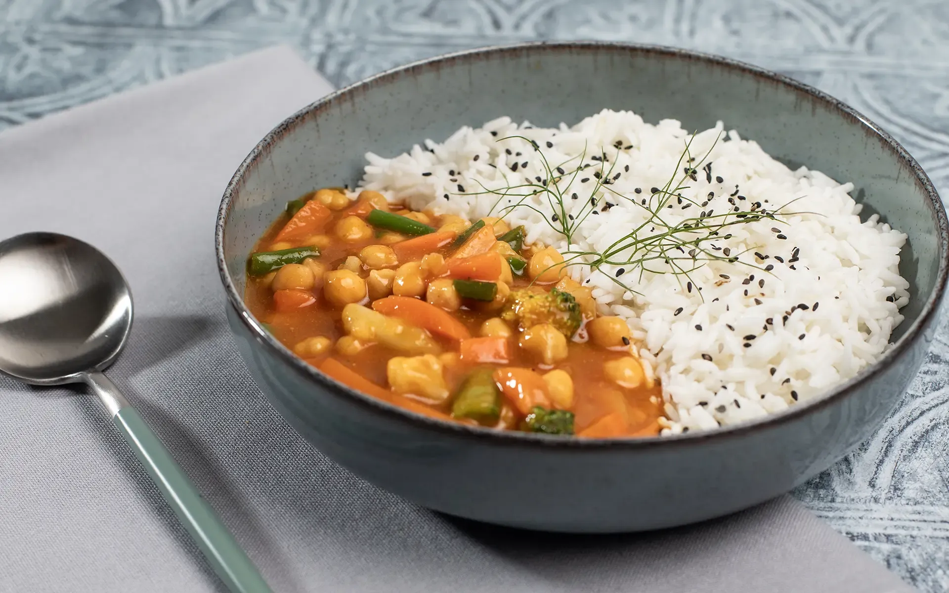 Verdure e ceci al curry con Riso Basmati – Ricette Orogel Food Service
