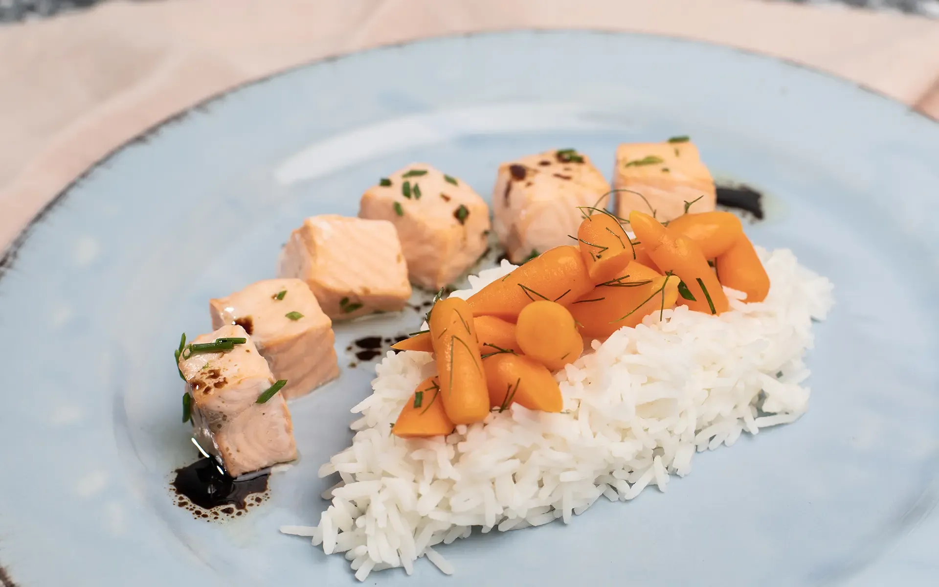 Salmone al vapore con riso basmati e carotine al burro – Ricette Orogel Food Service