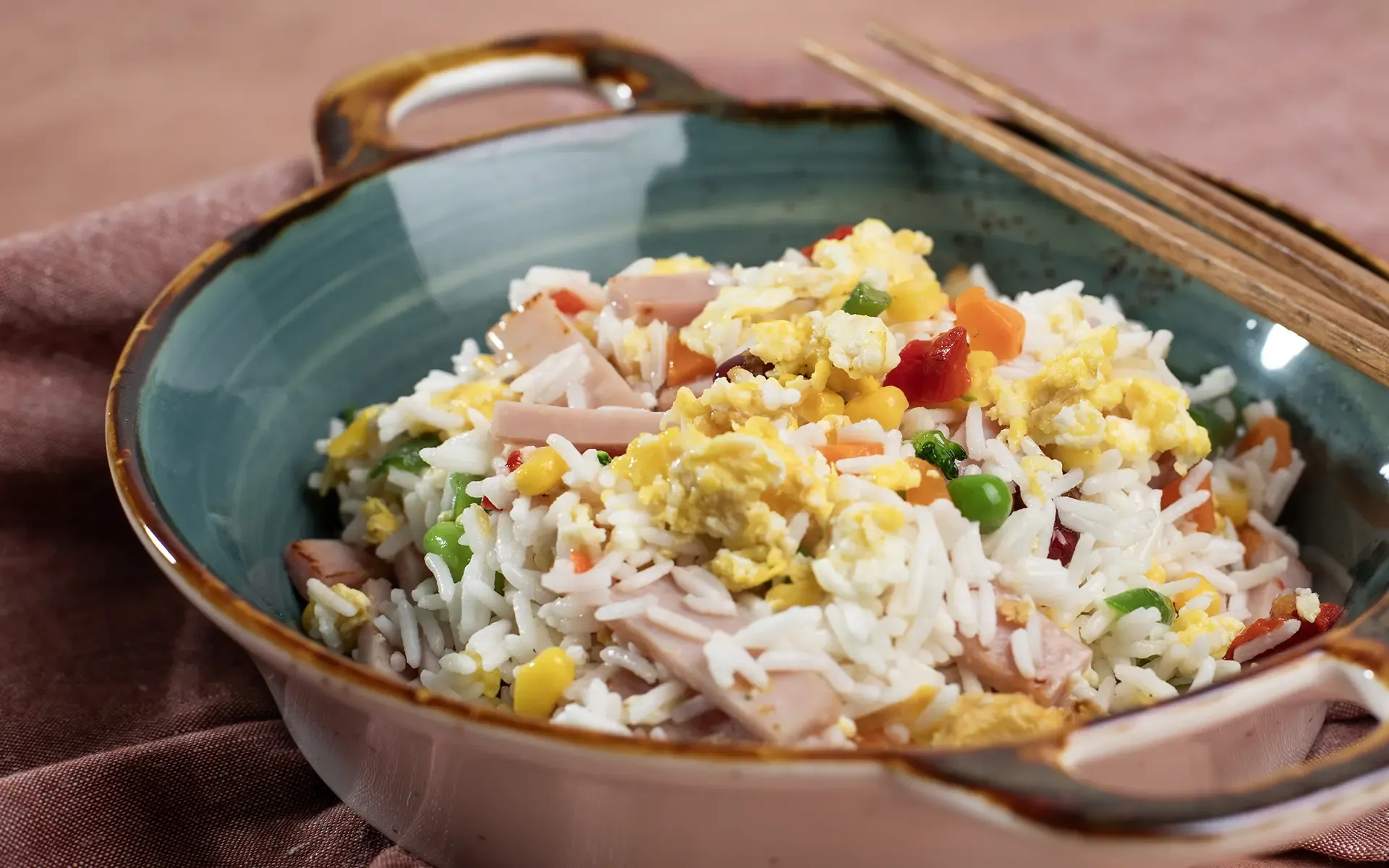 Riso saltato con uova strapazzate, prosciutto cotto e verdure – Ricette Orogel Food Service