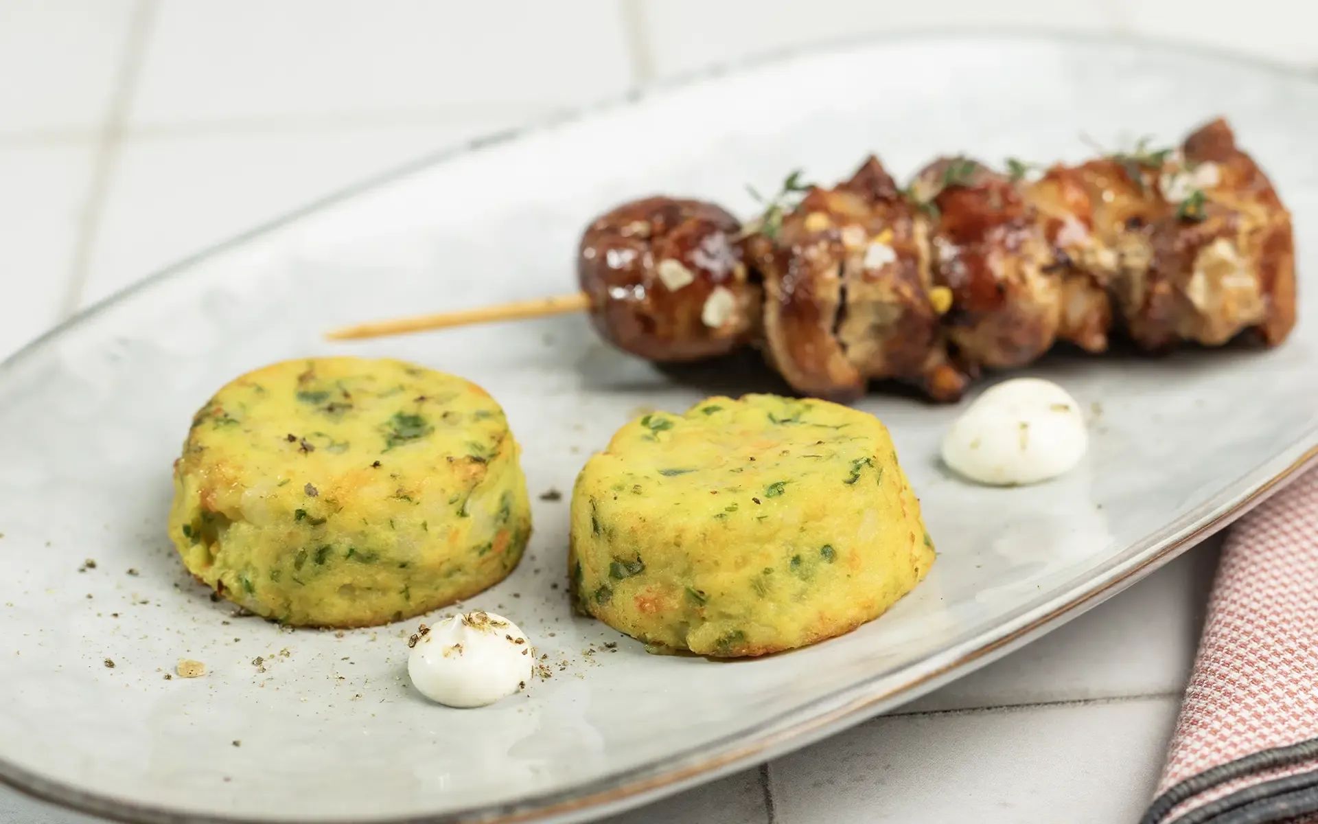 Spiedini arrosto con tortino di patate e salsa maionese – Ricette Orogel Food Service