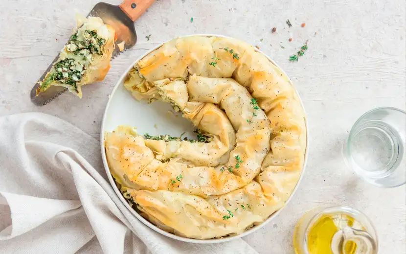Spanakopita Orogel: torta salata greca con feta e spinaci, servita con posate.