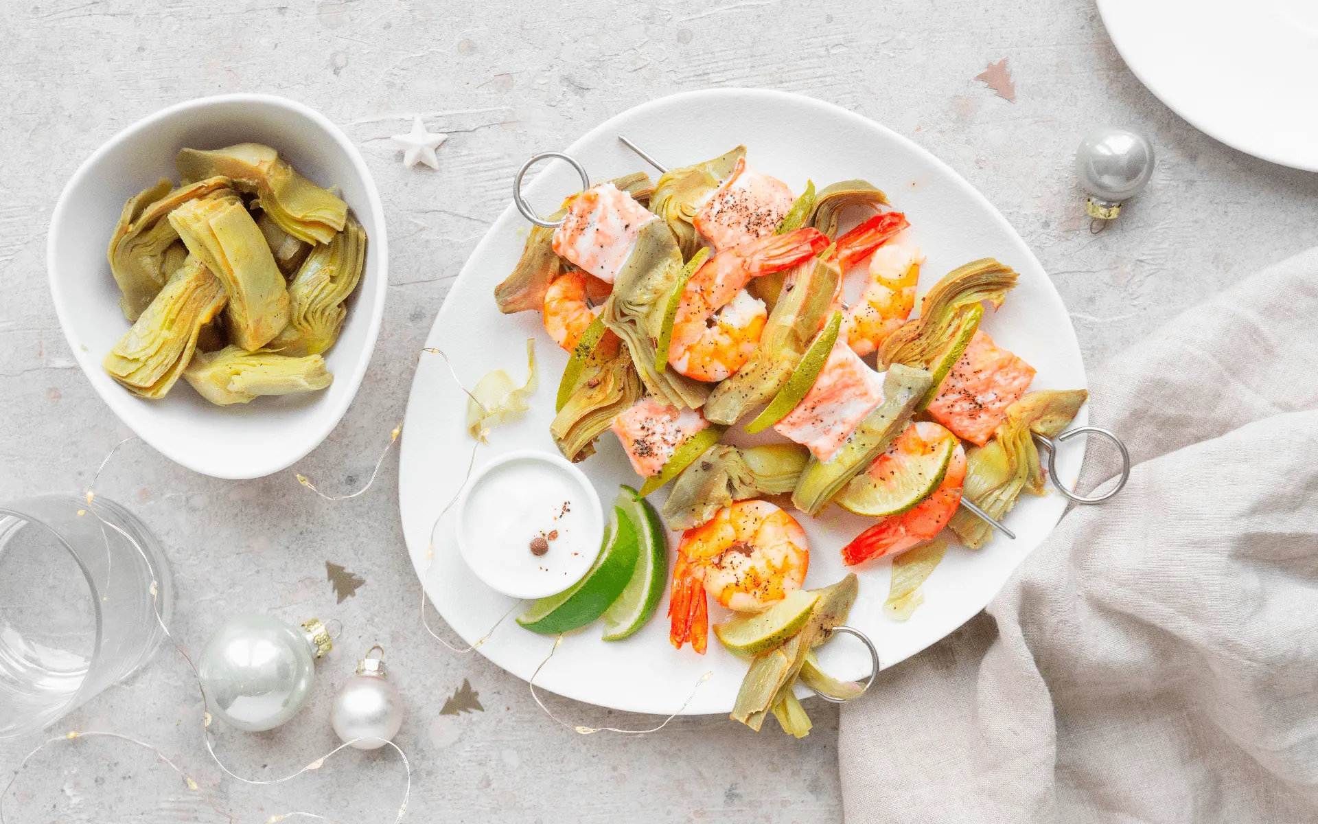 Spiedini Orogel misti, con gamberi e carciofi, un secondo sfizioso con un bicchiere di vino.