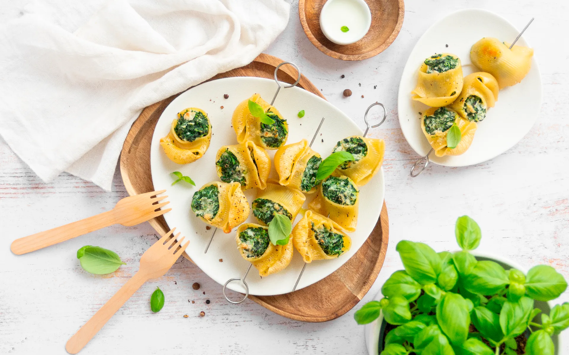 Spiedini di pasta Orogel: un modo originale per servire la pasta, qui con spinaci.