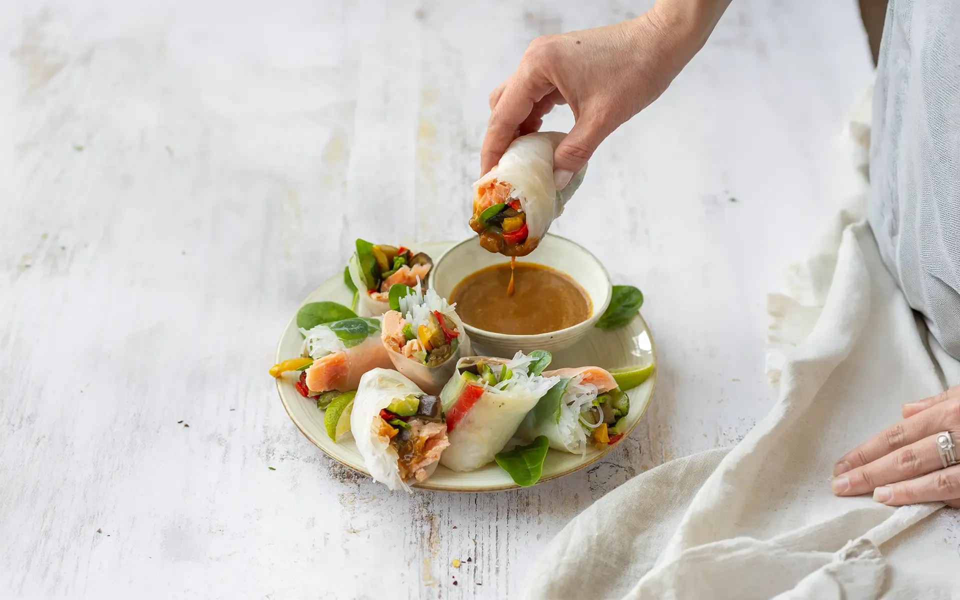 Involtini di carta di riso con salmone e Tris Grigliato Gusto Ricco Orogel