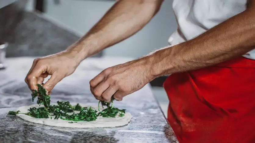 Scopri come creare pizze originali nel tuo locale usando verdure surgelate di qualità. Idee, topping e ingredienti per sfornare gustose pizze gourmet.