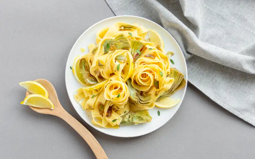 L'immagine mostra un piatto delizioso preparato con carciofi congelati TantoCuore, evidenziando la freschezza e il gusto dei surgelati Orogel.