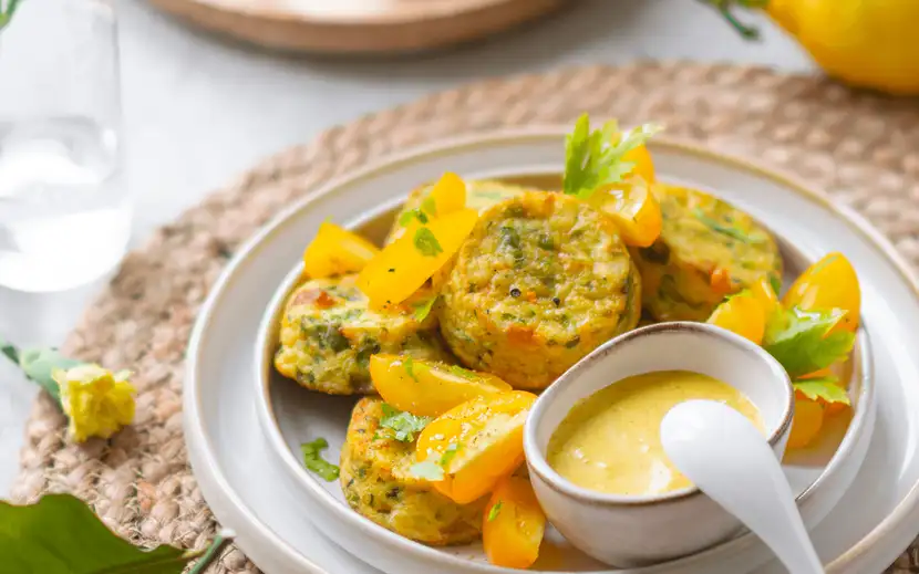 Tavola estiva Orogel: un piatto fresco e leggero, servito con un cucchiaio e acqua.