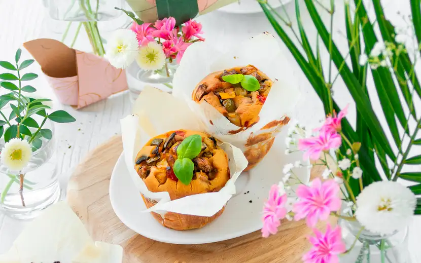 Tavola di primavera Orogel: un tavolo decorato con fiori e piatti freschi di stagione.