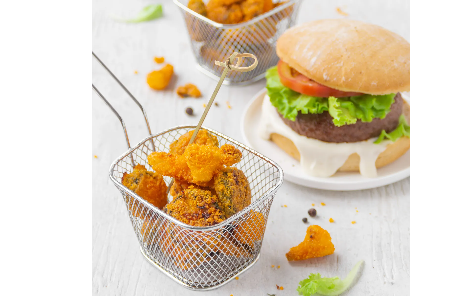 Tris Panato Orogel e burger: un cestino con pollo fritto e un succulento hamburger.