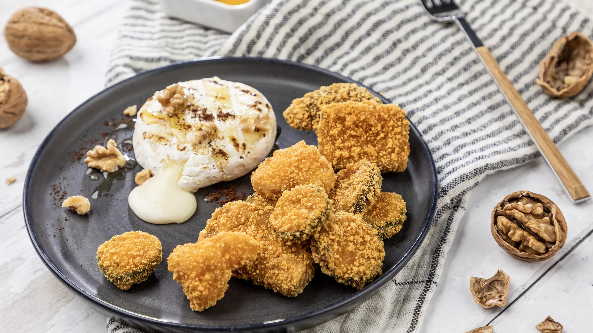 Tris Panato Orogel e tomino: nuggets di pollo fritti con un tomino filante (gelato errato).