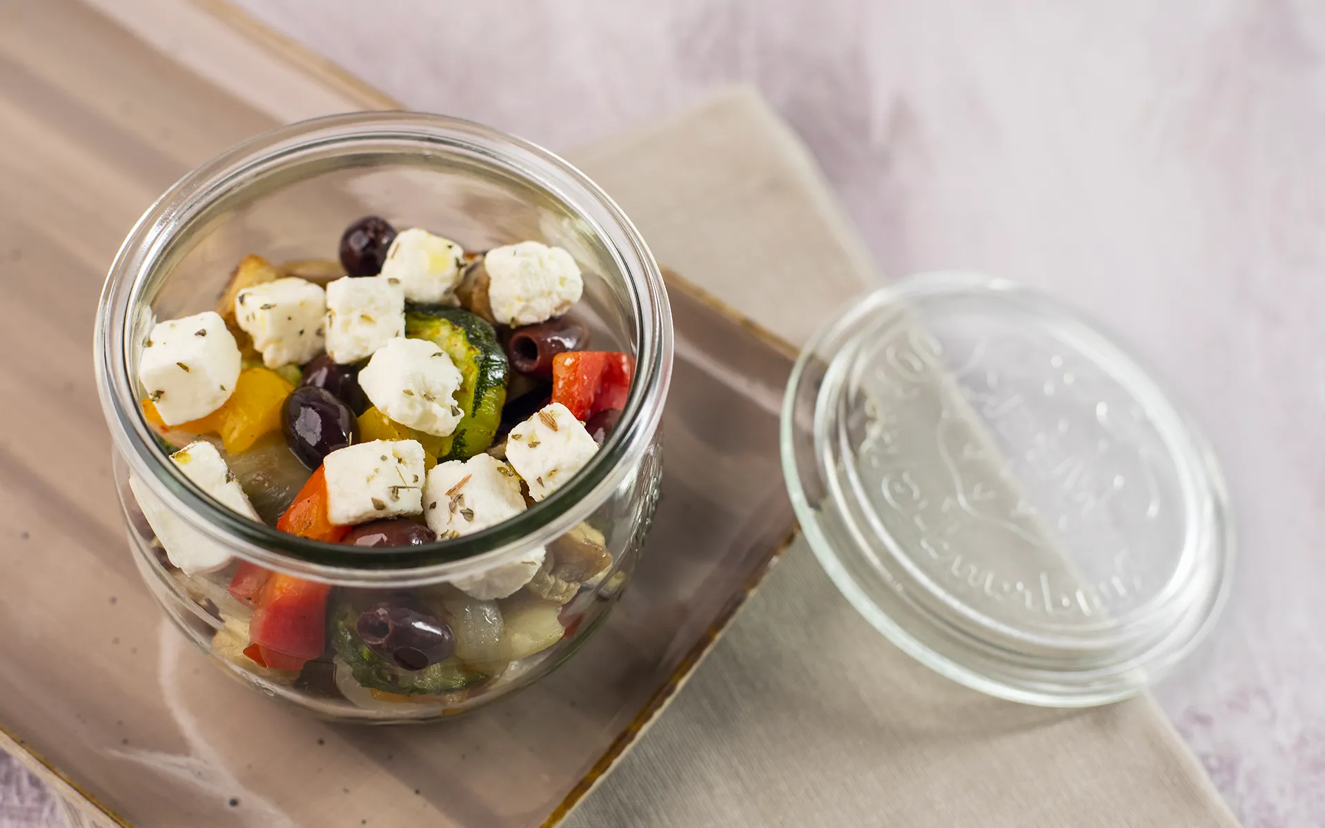 Barattolo con caponata e feta, un piatto unico o contorno pronto da gustare.