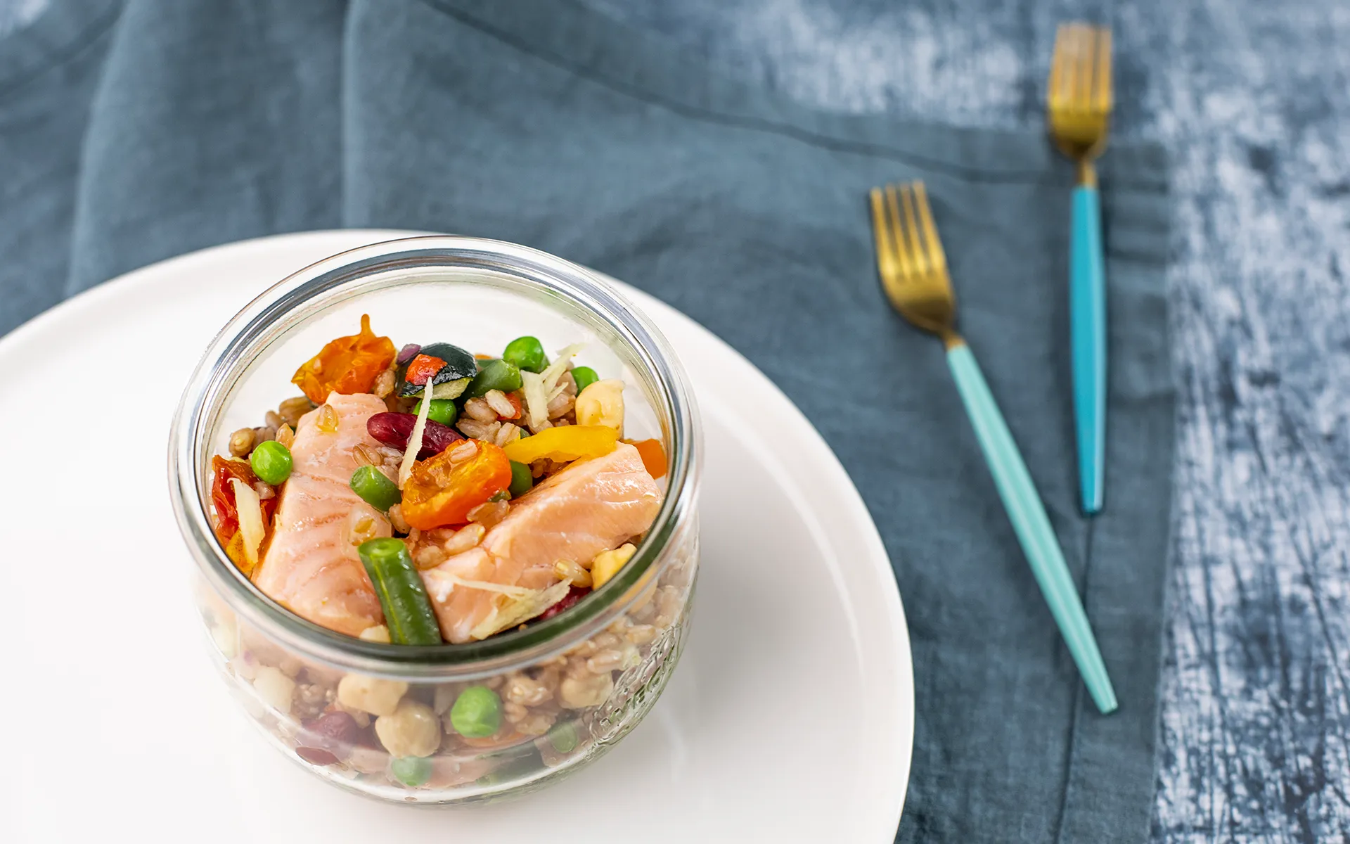 Vasocottura Orogel: farro, verdure e salmone cotti insieme in barattolo, un piatto sano.