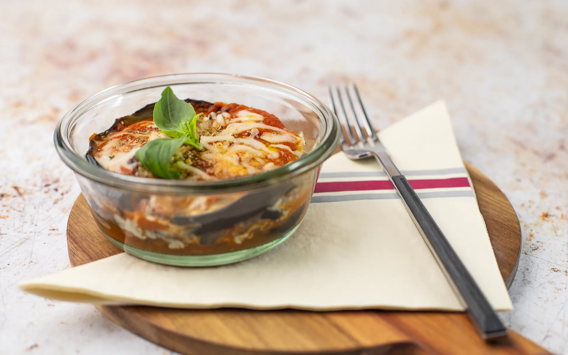 Parmigiana di melanzane monoporzione, cotta in barattolo per un gusto intenso.