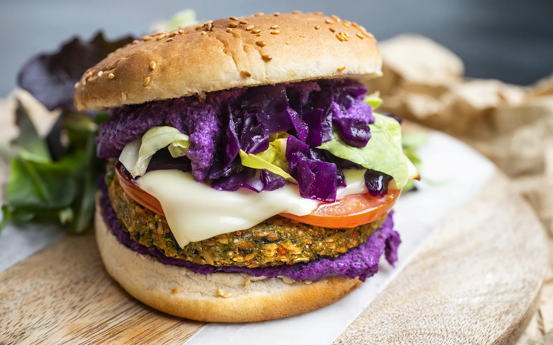 Veggie burger Orogel con cavolo cappuccio rosso: un panino vegetariano colorato e saporito.