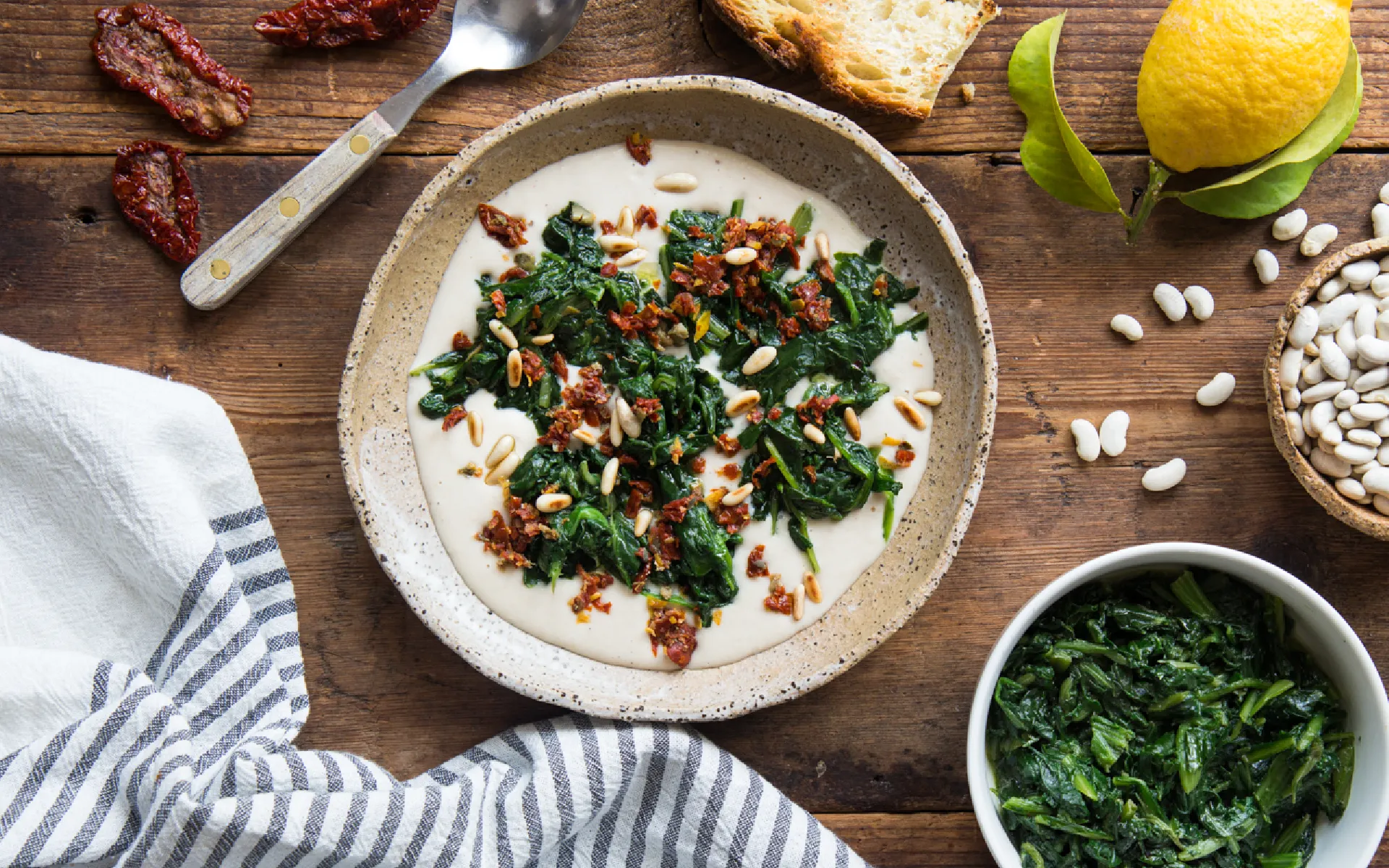 Vellutata Orogel cremosa e avvolgente, servita in una ciotola su un tavolo di legno.