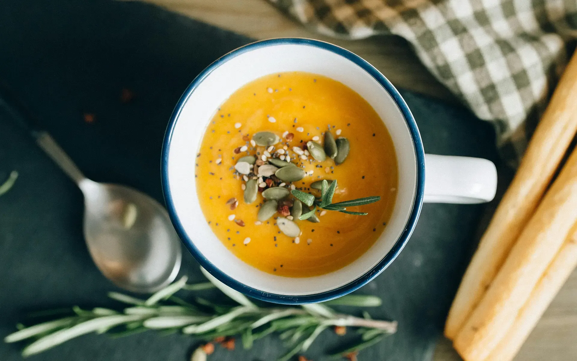 Vellutata di carote cremosa: ricetta facile e gustosa