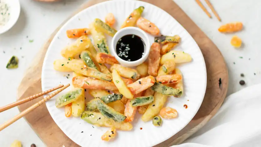 Porta in tavola tutto il gusto delle Verdure in Tempura, della linea Sfizi Croccanti: un mix irresistibile di patate, carote e zucchine avvolte in una pastella leggera e croccante.