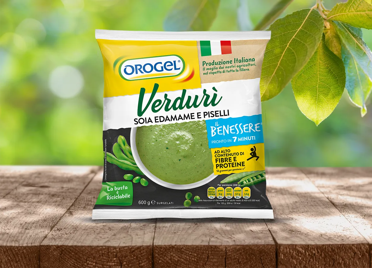 Confezione Orogel Verdurì soia edamame e piselli, passato di verdure pronto, su tavolo in legno con sfondo naturale.
