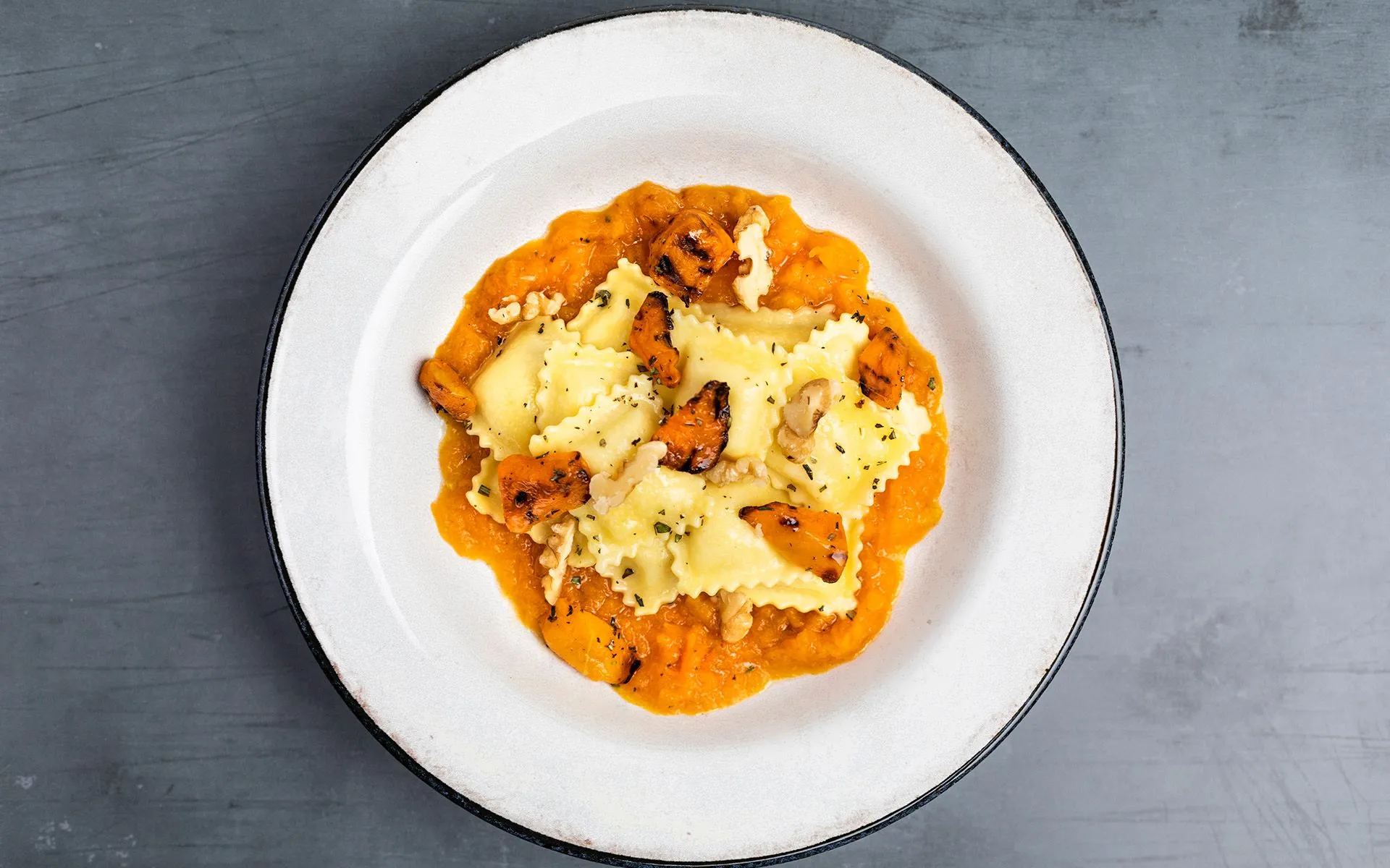 Ravioli Orogel ripieni di zucca: un classico autunnale, dolci e delicati, con burro e salvia.