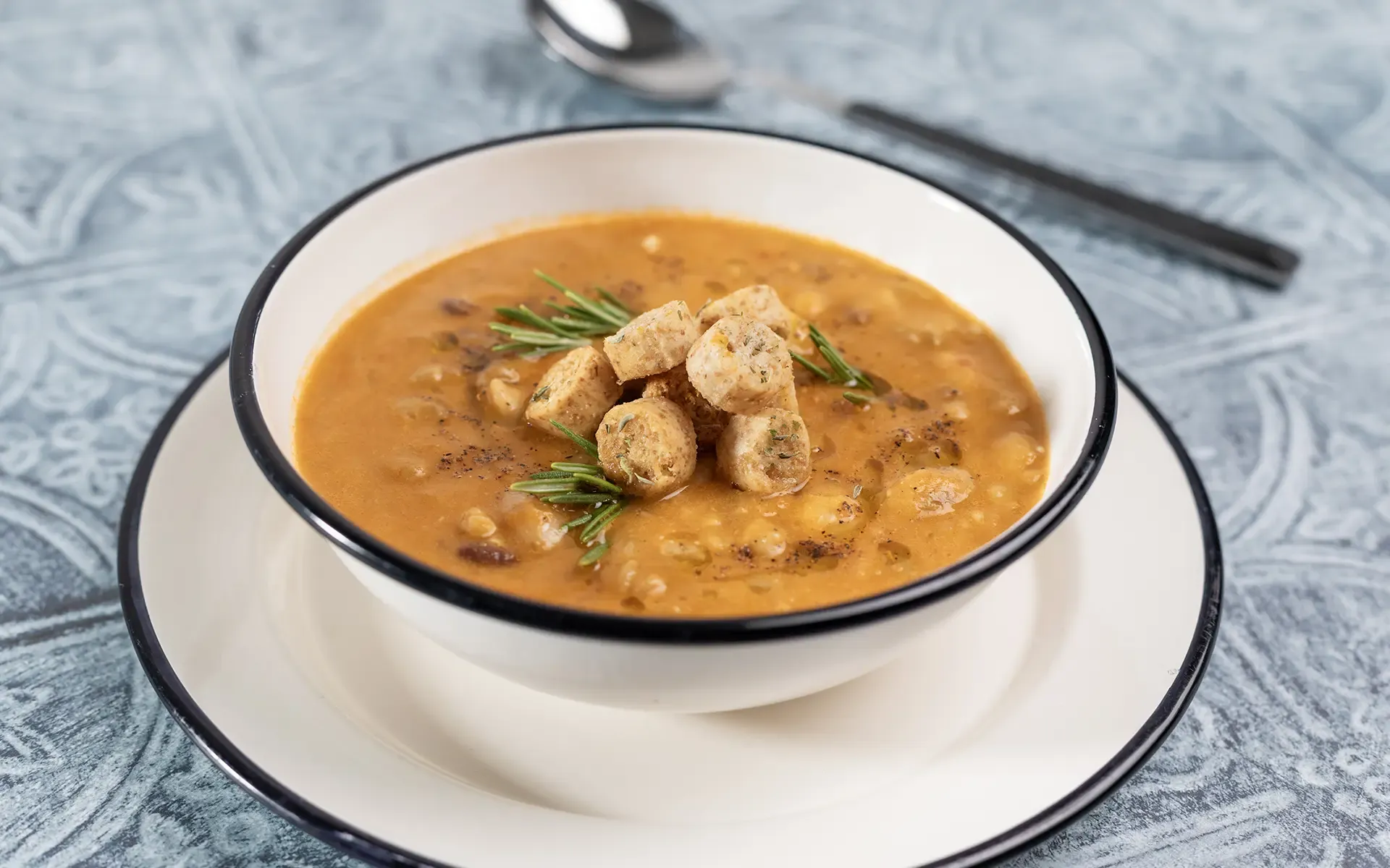 Zuppa legumi e cereali con crostini al rosmarino – Ricette Orogel Food Service