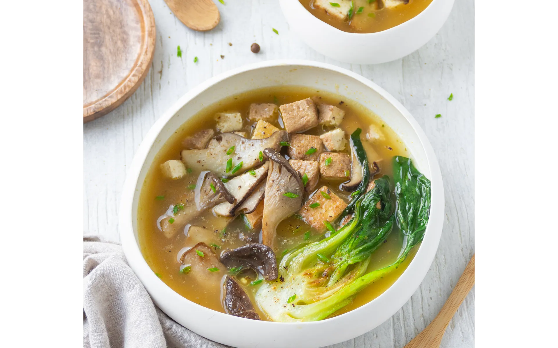 Zuppa miso Orogel con tofu e brodo: un classico giapponese, leggera e saporita, in due ciotole.